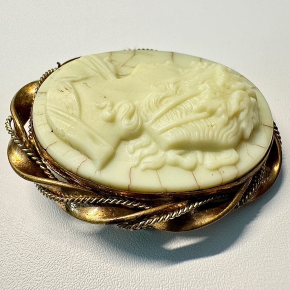 Antique Victorian Cameo Brooch - Picture 4 of 6